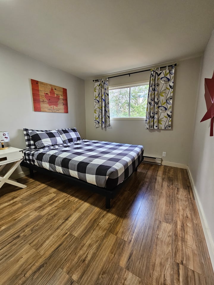 „ბასეკამპი“ საძინებელი 2   
Საწოლი 152 × 203 სმ
Მისადგმელი მაგიდა
Ნათურა
Ჟალუზები 
Კარადა