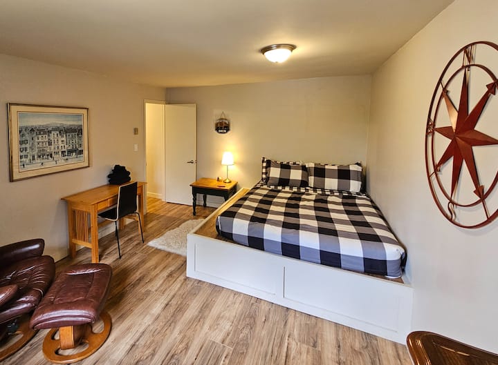 „ბასეკამპი“ საძინებელი 1
Სამუშაო მაგიდა სკამით
Შეზლონგი
Საწოლი 152 × 203 სმ გვერდითი მაგიდით
Საკითხავი სანათი