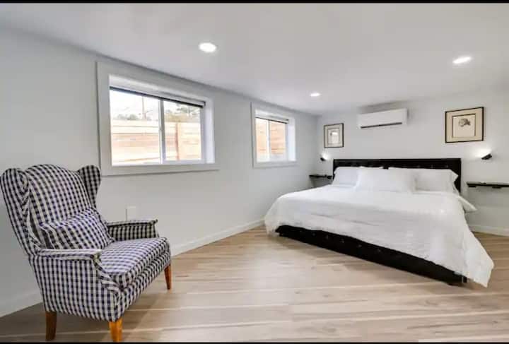 Hii ni suti ya wamiliki binafsi iliyo na kitanda aina ya King na bafu lililounganishwa. Chumba hiki cha ghorofa ya chini kina televisheni yake ya skrini tambarare na sehemu ndogo ya kudhibiti hali ya hewa.