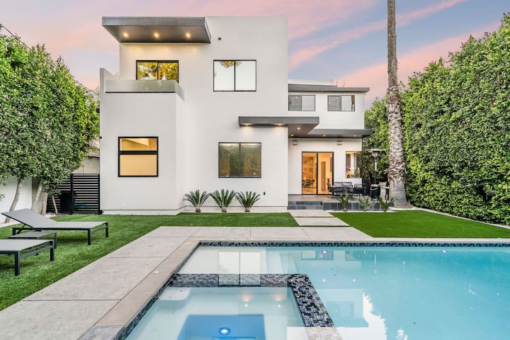 Los Angeles Modern with gym/pool and rooftop!