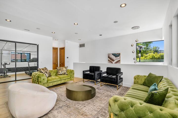 Los Angeles Modern with gym/pool and rooftop! gallery image 3