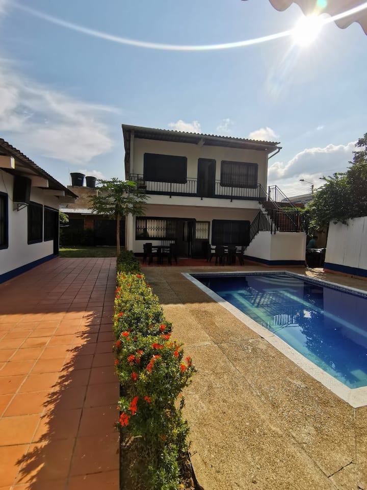 Casa Amplia Piscina Privada A 5 Cuadras Del Centro - Carmen Apicala