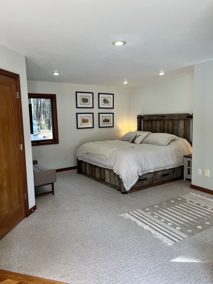 楼下卧室配有一张加大双人床，靠近卫生间走廊