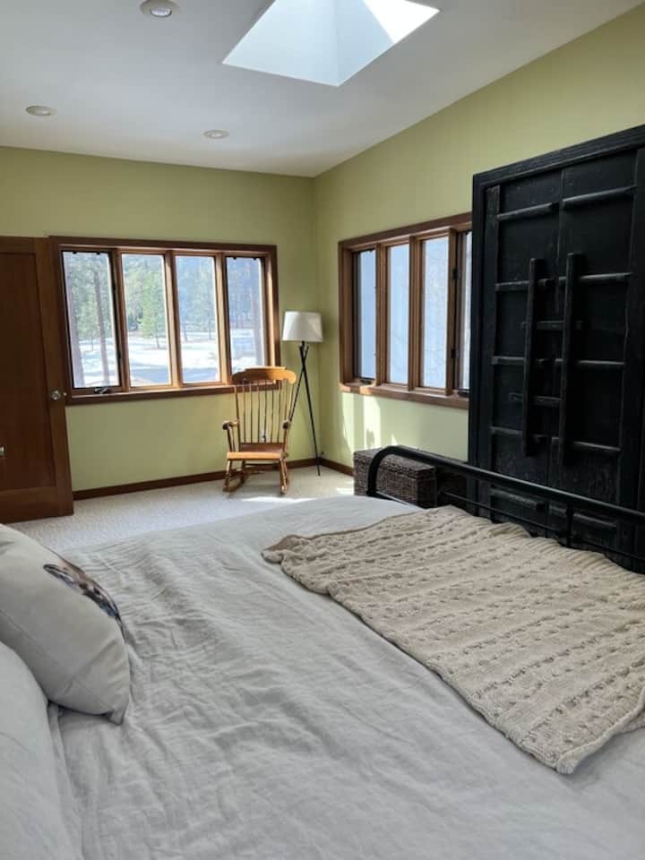 楼上卧室，配备加大双人床，景色非常好