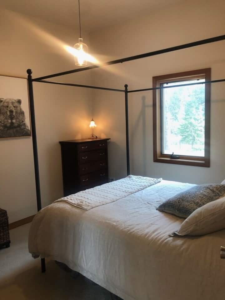 楼上标准双人床位于其他卧室、卫生间和客厅之间