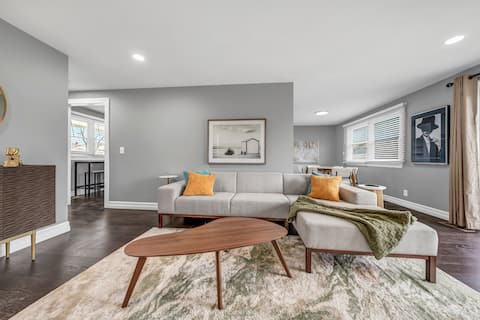 Stylish 3 Bdrm Bungalow w 1 K & 3 Q beds & Hot Tub