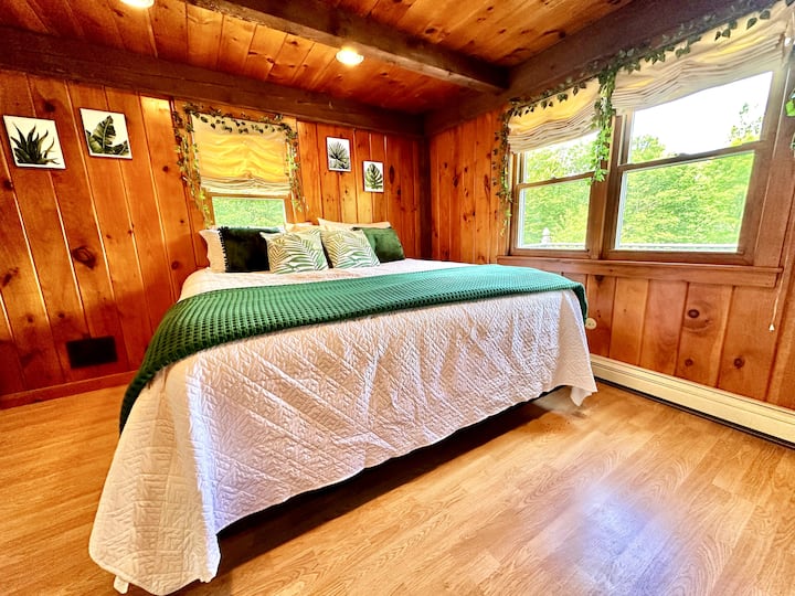 Veľká hlavná spálňa s vyhrievanou posteľou. Mini detská postieľka a domáce potreby na bielizeň v skrini.