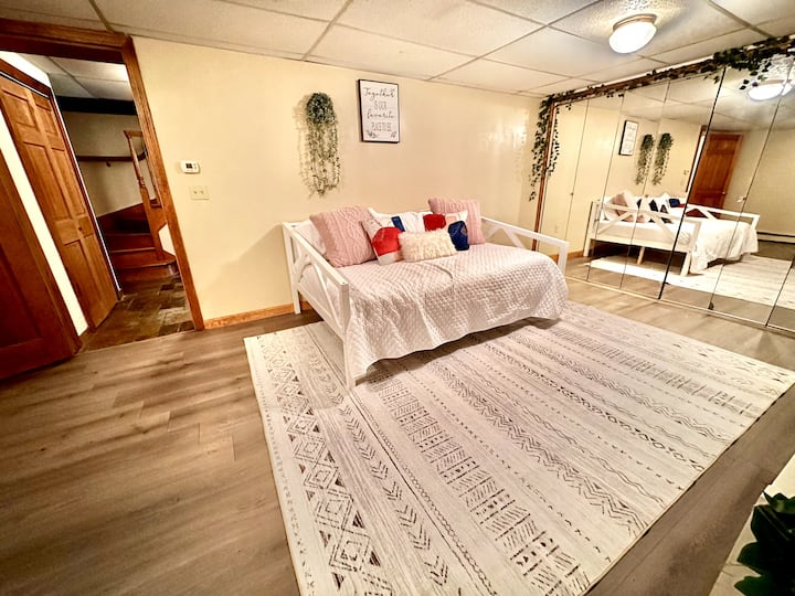 Full daybed with twin pop-up trundle. Detský kočík a matrac pre batoľatá v skrini. 