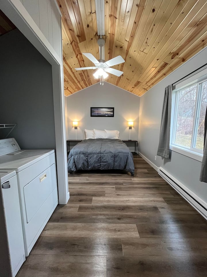 חדר שינה בגודל קווין סייז עם מכונת כביסה ומייבש כביסה