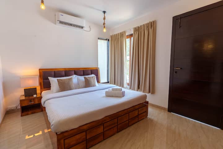 ✨Golden hour glow + chrumkavá posteľná bielizeň = najútulnejšie útočisko☀️️
Táto spálňa poskytuje pokoj, súkromie a luxusnú dokonalosť.
Minimálna, teplá a celá vaša na víkend.✨