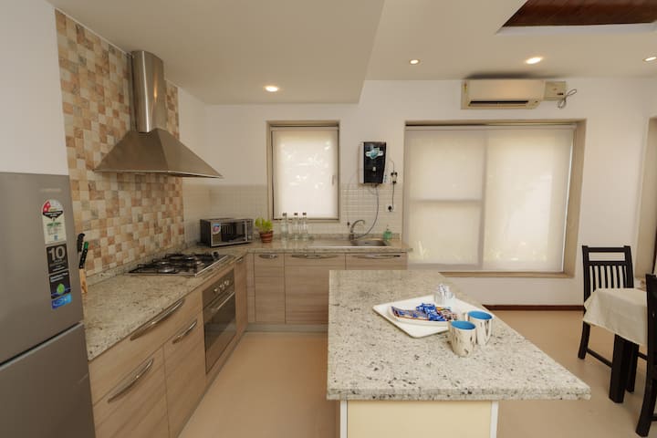 ✨Your morning moodboard starts here✨☕
Whip up lazy breakfasts or full-blown feasts — this kitchen’s got you covered in style. Natural light, sleek finishes, and a space that invites creativity.✨