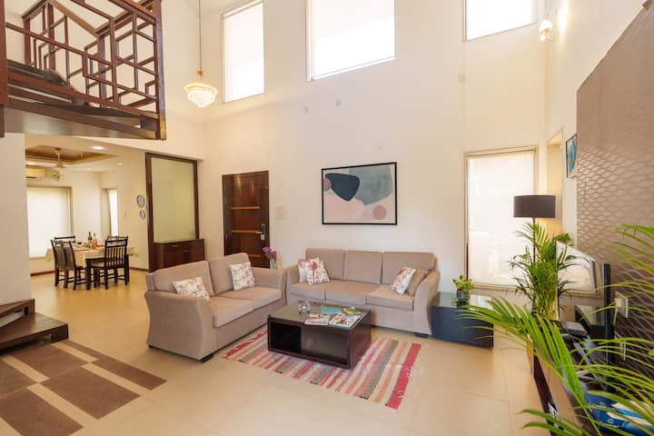 ☀️Double-height dreams & cozy conversations☀️️
This sun-drenched living room brings together space, style, and soul — the perfect spot to unwind, Netflix, or just vibe with the tribe☀️✨
