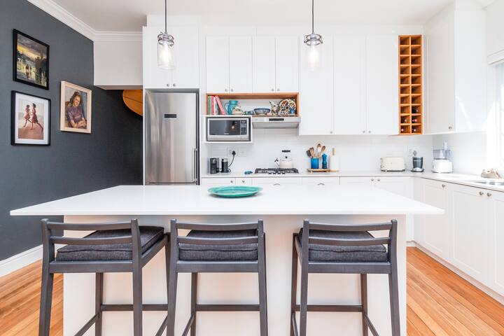 Light & spacious Vredehoek apartment gallery image 3