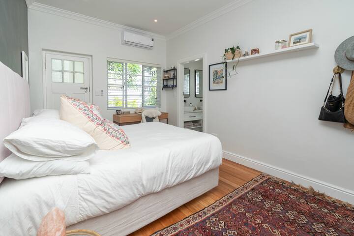 Light & spacious Vredehoek apartment gallery image 2