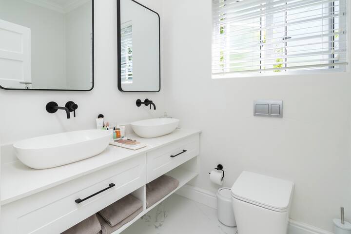 Light & spacious Vredehoek apartment gallery image 4