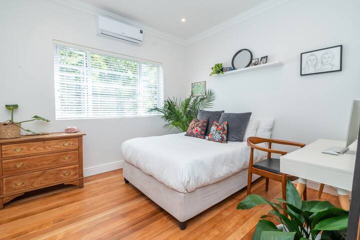 Light & spacious Vredehoek apartment gallery image 5