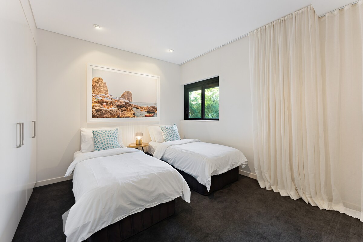 Втората спална соба може да се постави како брачен кревет (широк 150-179 см) или два долги единечни кревета на барање