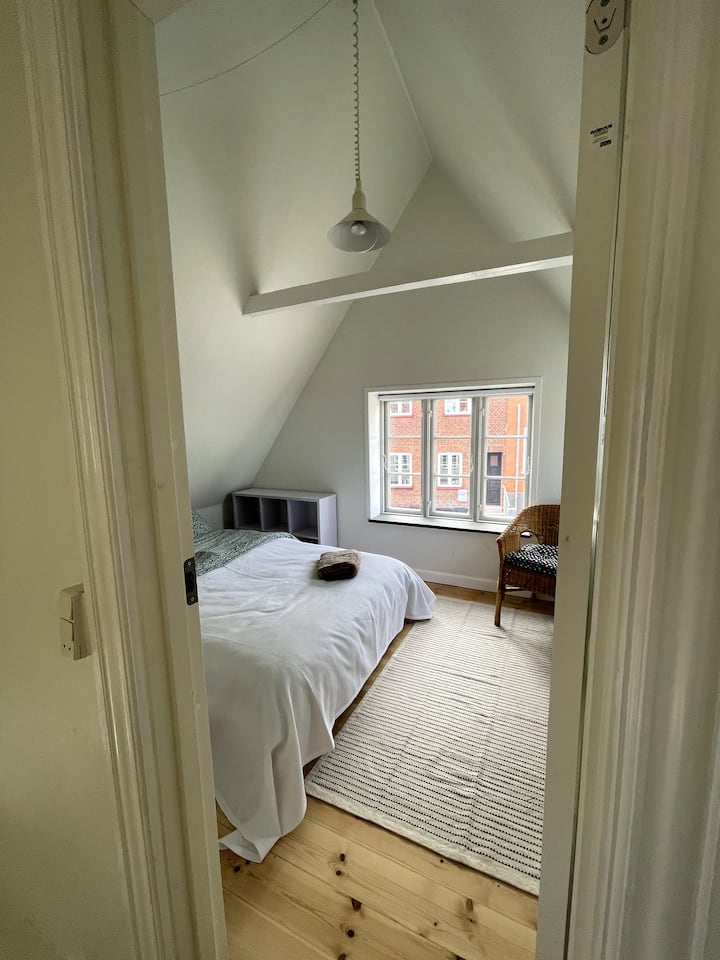 غرفة نوم بسقف مائل
سرير مزدوج صغير (عرض 140 سم، طول 200 سم)