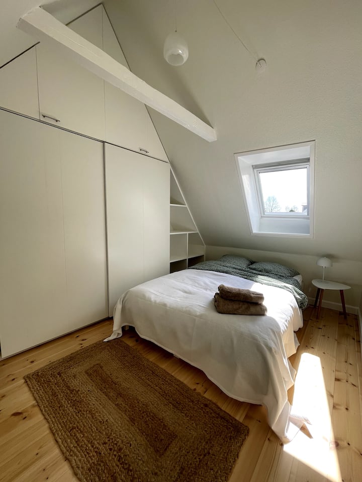 غرفة نوم بسقف مائل

سرير مزدوج صغير (عرض 140 سم، طول 200 سم)

خزانة ملابس كبيرة مبنية

يتم تضمين أغطية السرير والمناشف القطنية. 

هناك ألحفة مفردة. 