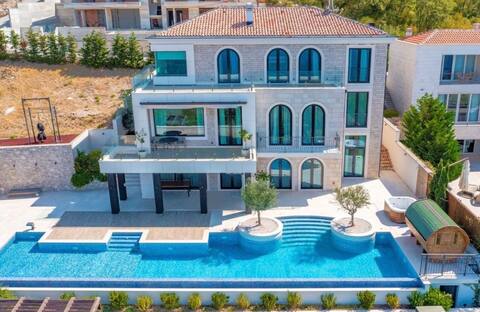 5 bedroom villa with pool and stunning view