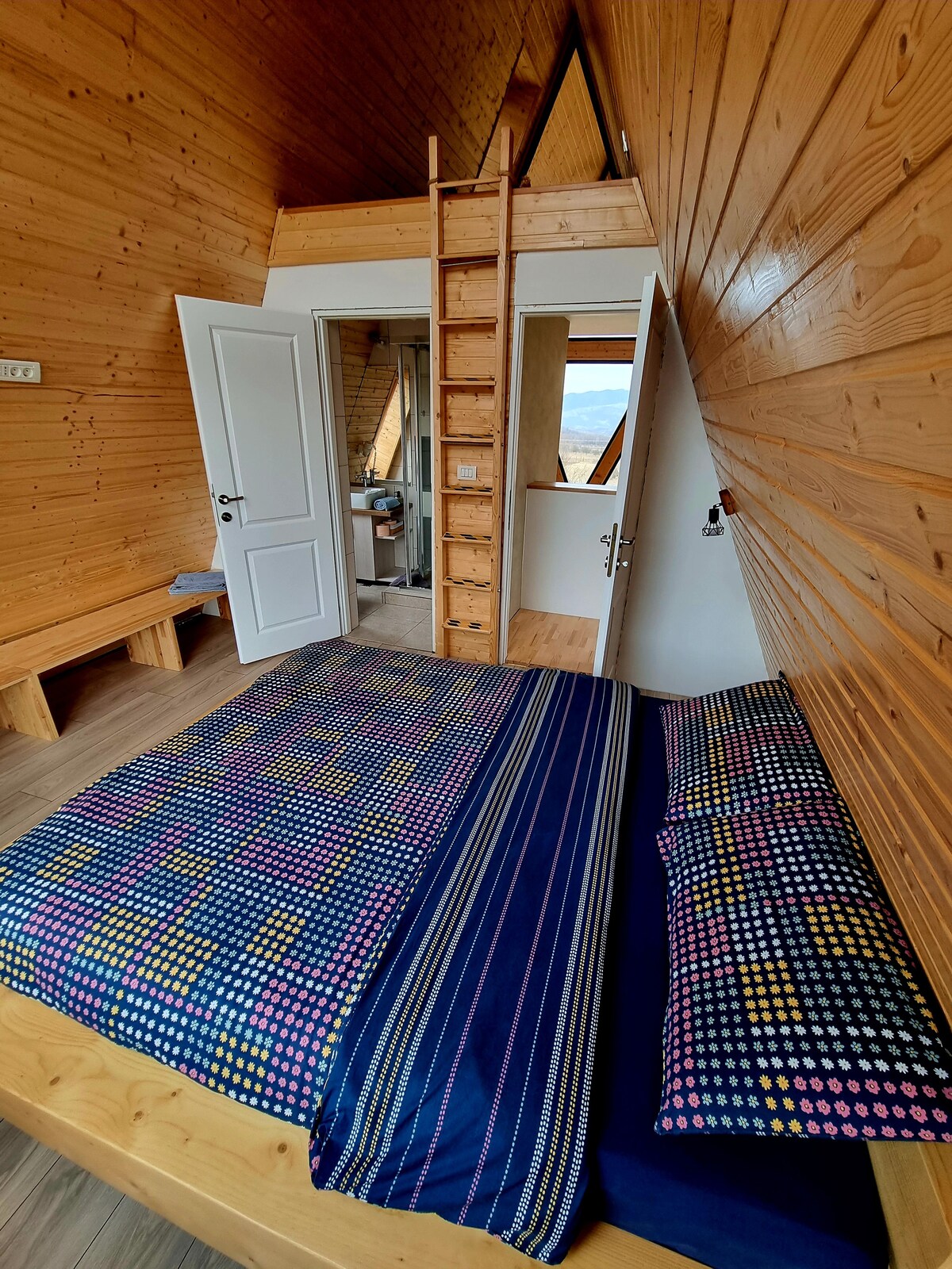 חדר שינה שמתאים ל -4 אנשים בשני מפלסים, עם שירותים משלו. 