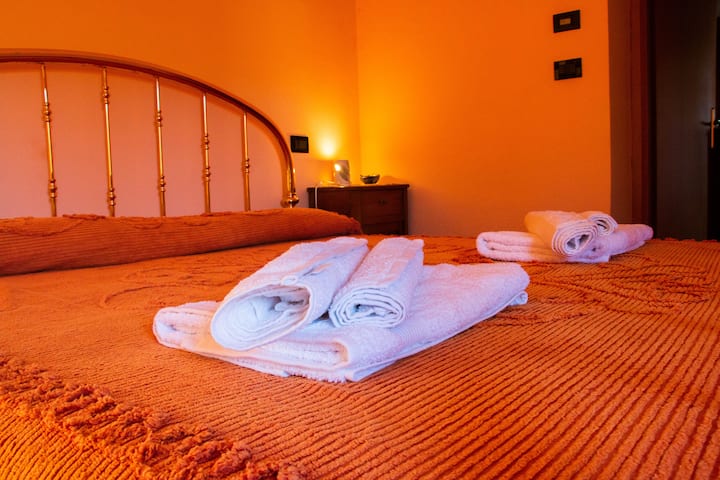 Elegante suite doble con armario grande, baño privado y balcón frente a la parte trasera del jardín