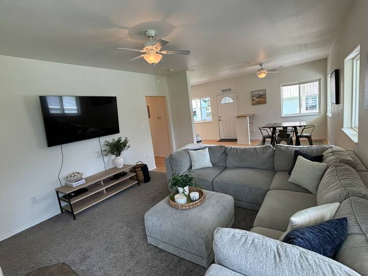 Cozy Living Room off Kitchen and Dining Area. (NOTE TV Must stream off of phone/tablet or Laptop, no WIFI)