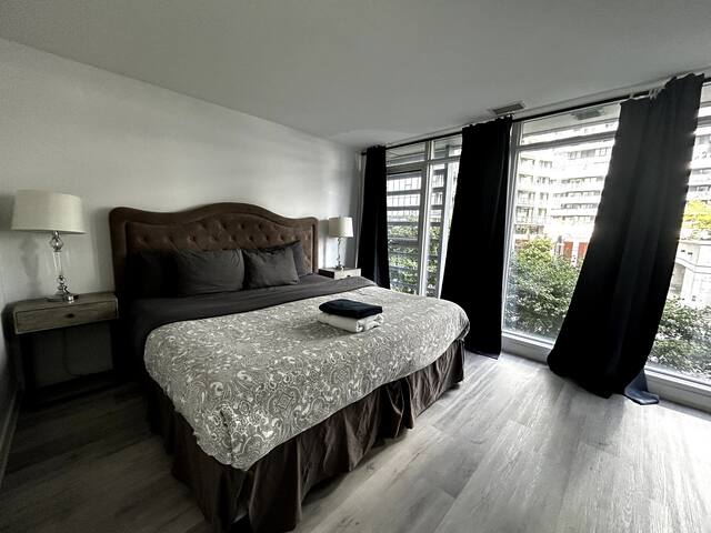 Modern 3-Bed Townhouse Close to CN Tower gallery image 2