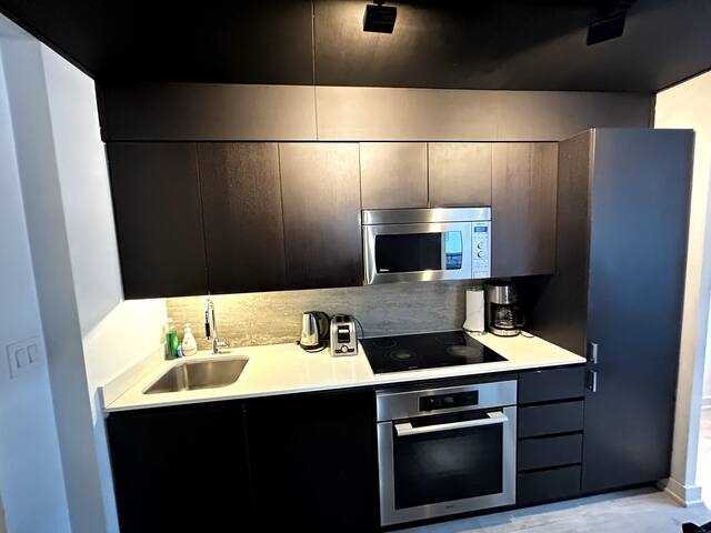 Modern 3-Bed Townhouse Close to CN Tower gallery image 5