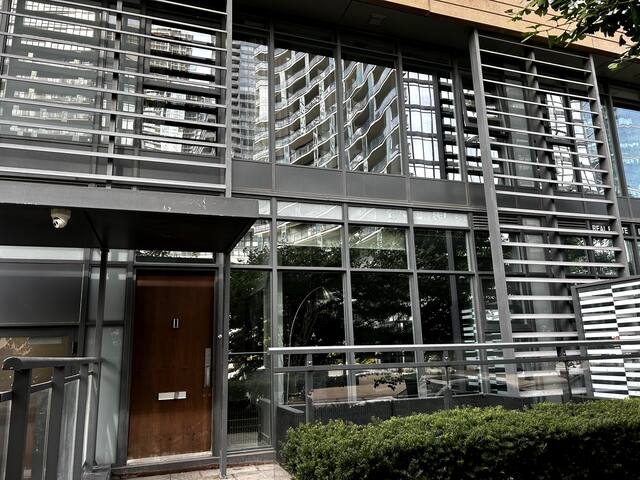 Modern 3-Bed Townhouse Close to CN Tower gallery image 3