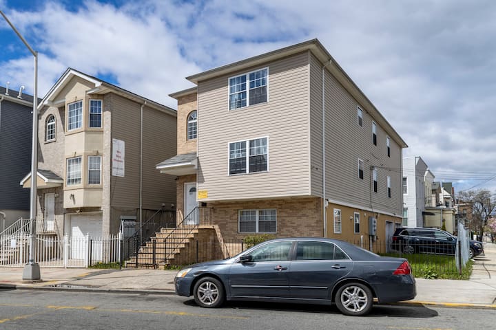 Huge 3BR Urban Gem – 3 miles to NYC + Free Parking gallery image 2