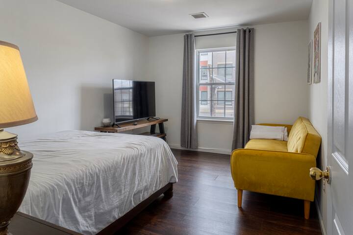 Huge 3BR Urban Gem – 3 miles to NYC + Free Parking gallery image 3