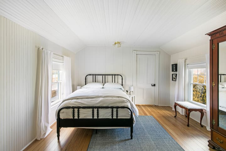 Dvojposteľ a šatníková skriňa s oknami