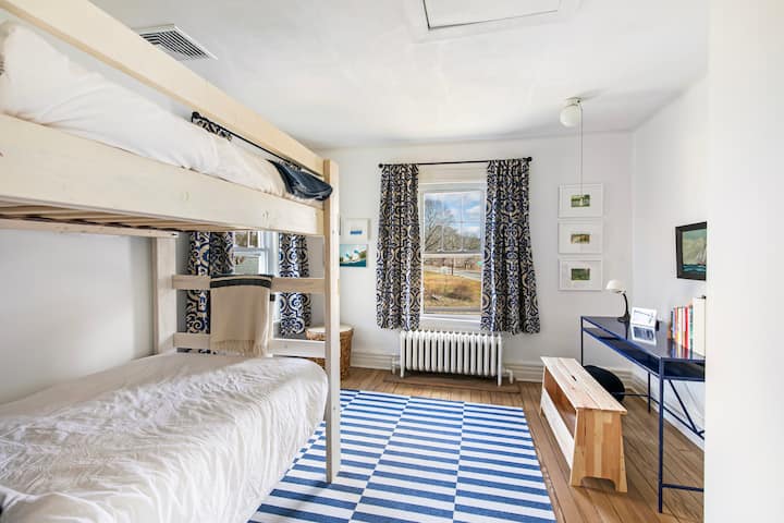 Dvojité poschodové postele, písací stôl a skriňa