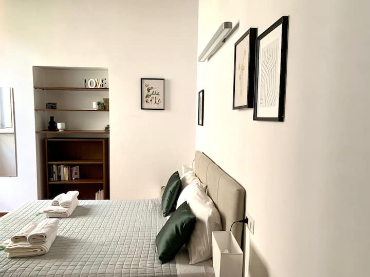 เตียงควีนไซส์พร้อมผ้าปูที่นอนและผ้าขนหนูทีวีพร้อมเน็ตฟลิกซ์ 