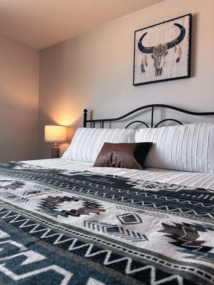 Hlavná spálňa „Granite Peak“ s manželskou posteľou King