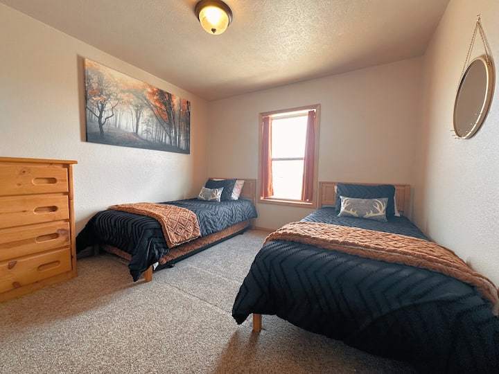 Spálňa na prvom poschodí „Whitetail Peak“ - 2 dvojčatá a posteľ typu Trundle