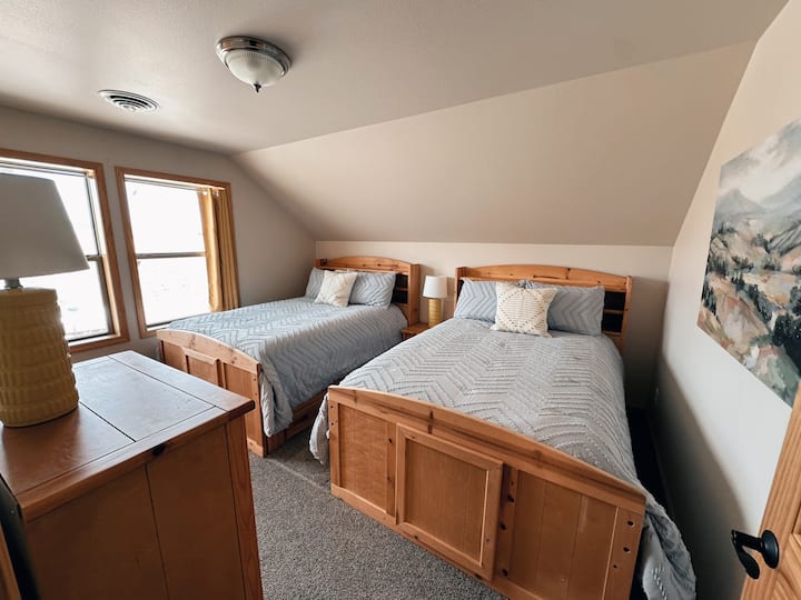 Spálňa na poschodí „Rainbow Peak“ - 2 manželské postele