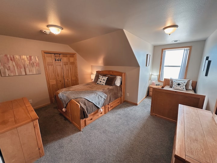 Spálňa na poschodí „Castle Rock“ - 1 s manželskou posteľou a 1 dvojlôžkom