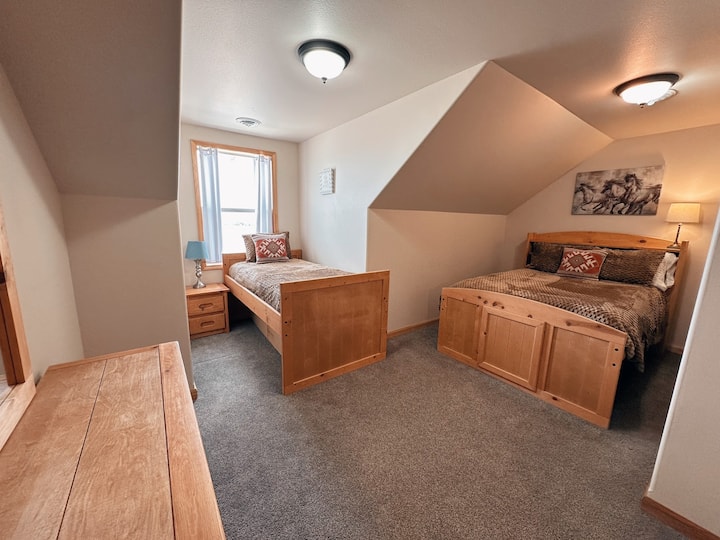 Spálňa na poschodí „Tempest Mountain“ - 1 s manželskou posteľou a 1 dvojlôžkom