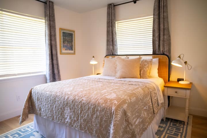 Guest bedroom with Smart TV