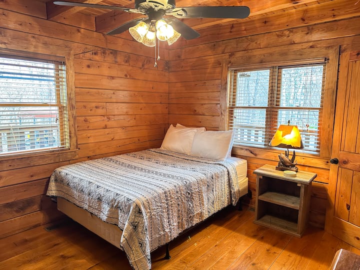 Spálňa č.1. Veľká manželská posteľ so šatníkom.