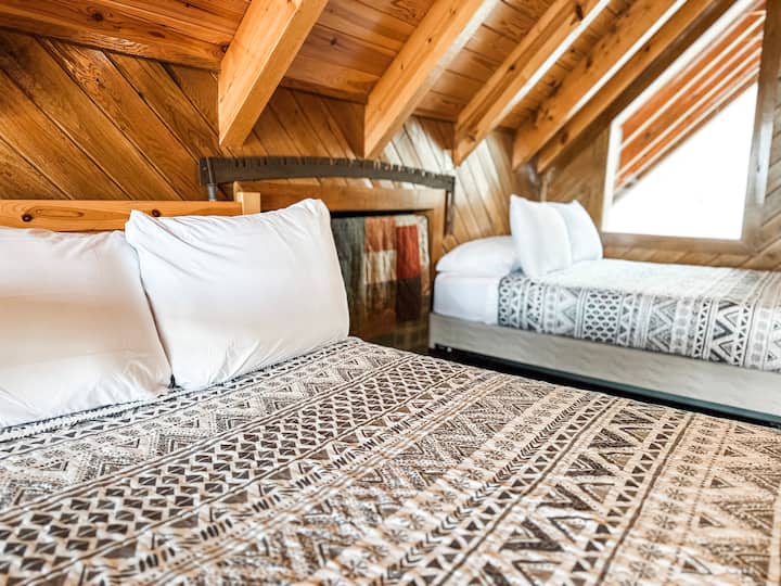 Vo veľkom podkroví sa nachádzajú 3 veľké postele a kúpeľňa s toaletou a sprchovacím kútom.