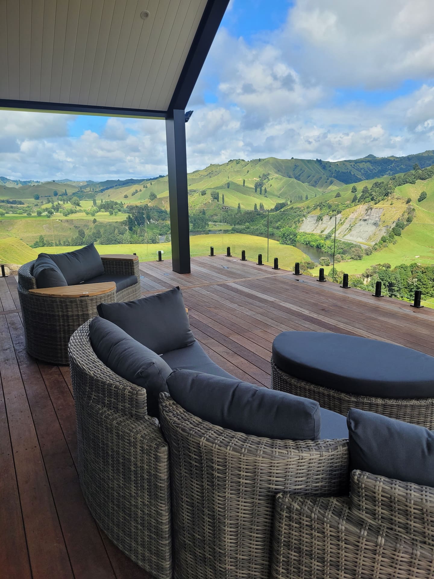 Modern Hilltop Retreat 
 Oranleigh Lodge 4