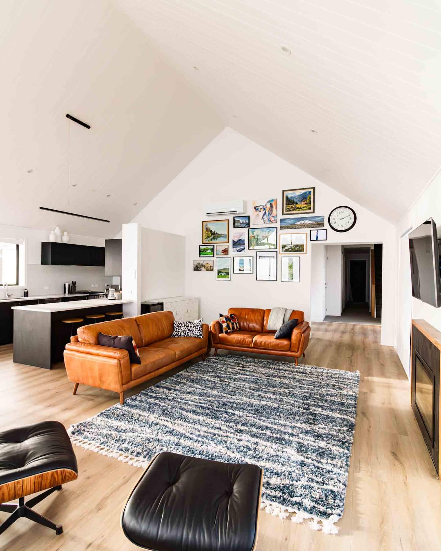 Modern Hilltop Retreat 
 Oranleigh Lodge 3