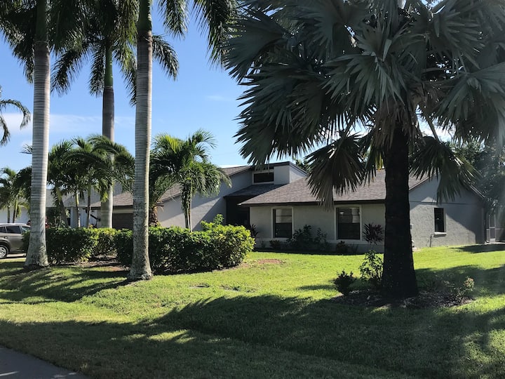 Royal Palms Getaway - Cape Coral