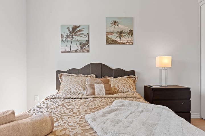 Dormitorio 3: cama tamaño queen. Cama tamaño queen con ropa de cama limpia 