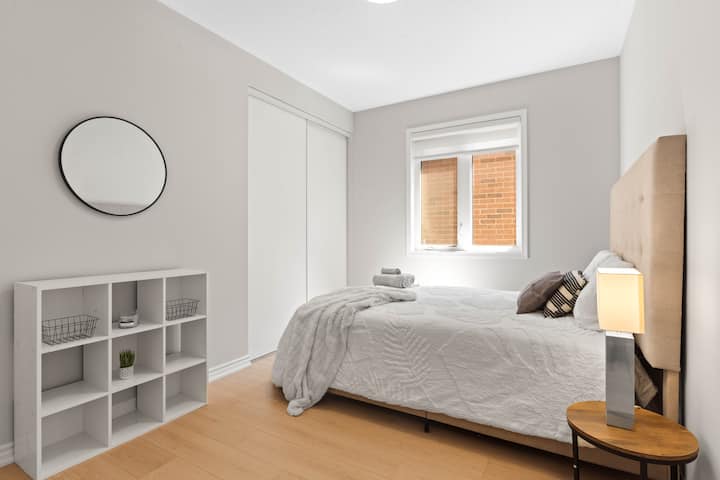 Dormitorio #4 - Cama tamaño queen. Un cómodo oasis de un dormitorio con una cama tamaño queen, perfecto para aventureros solitarios o escapadas románticas