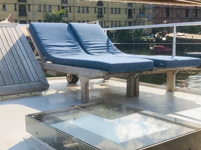 XL luxurious houseboat on hot spot gallery image 4