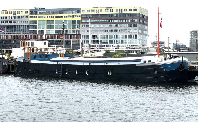 XL luxurious houseboat on hot spot